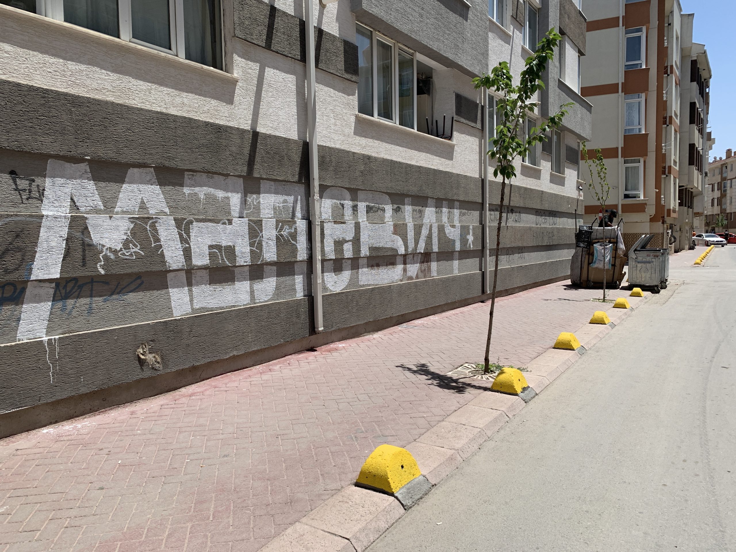 NERDEYSE BÜTÜN BİNALARDA AYNI YAZI YAZIYOR GÖRÜNTÜ KİRLİLİĞİ OLUŞTURAN DUVAR YAZILARINA HER GÜN YENİSİ EKLENİYOR