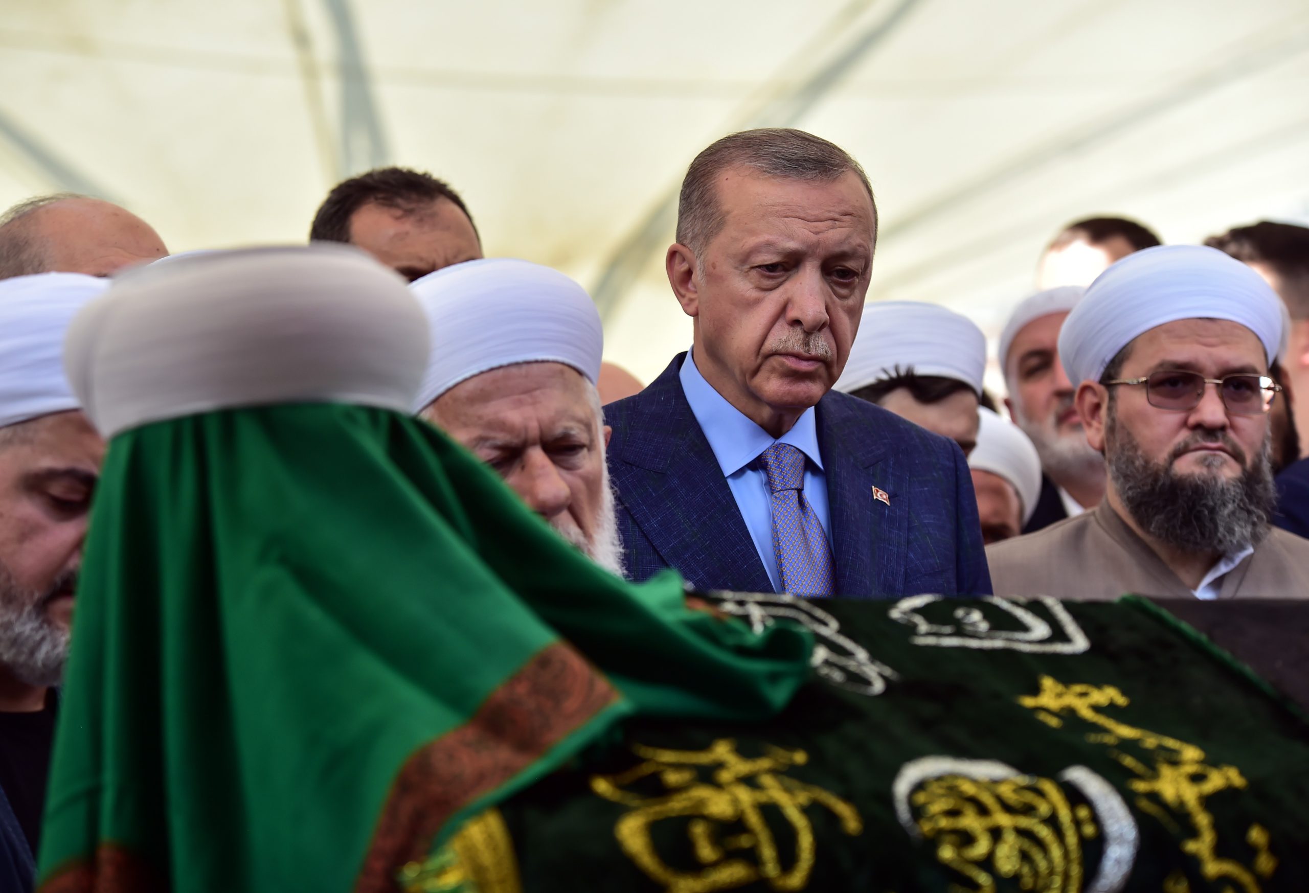 MAHMUT USTAOSMANOĞLU SON YOLCULUĞUNA UĞURLANDI: TÖRENE BİNLERCE KİŞİ KATILDI TÖRENE CUMHURBAŞKANI ERDOĞAN DA KATILDI