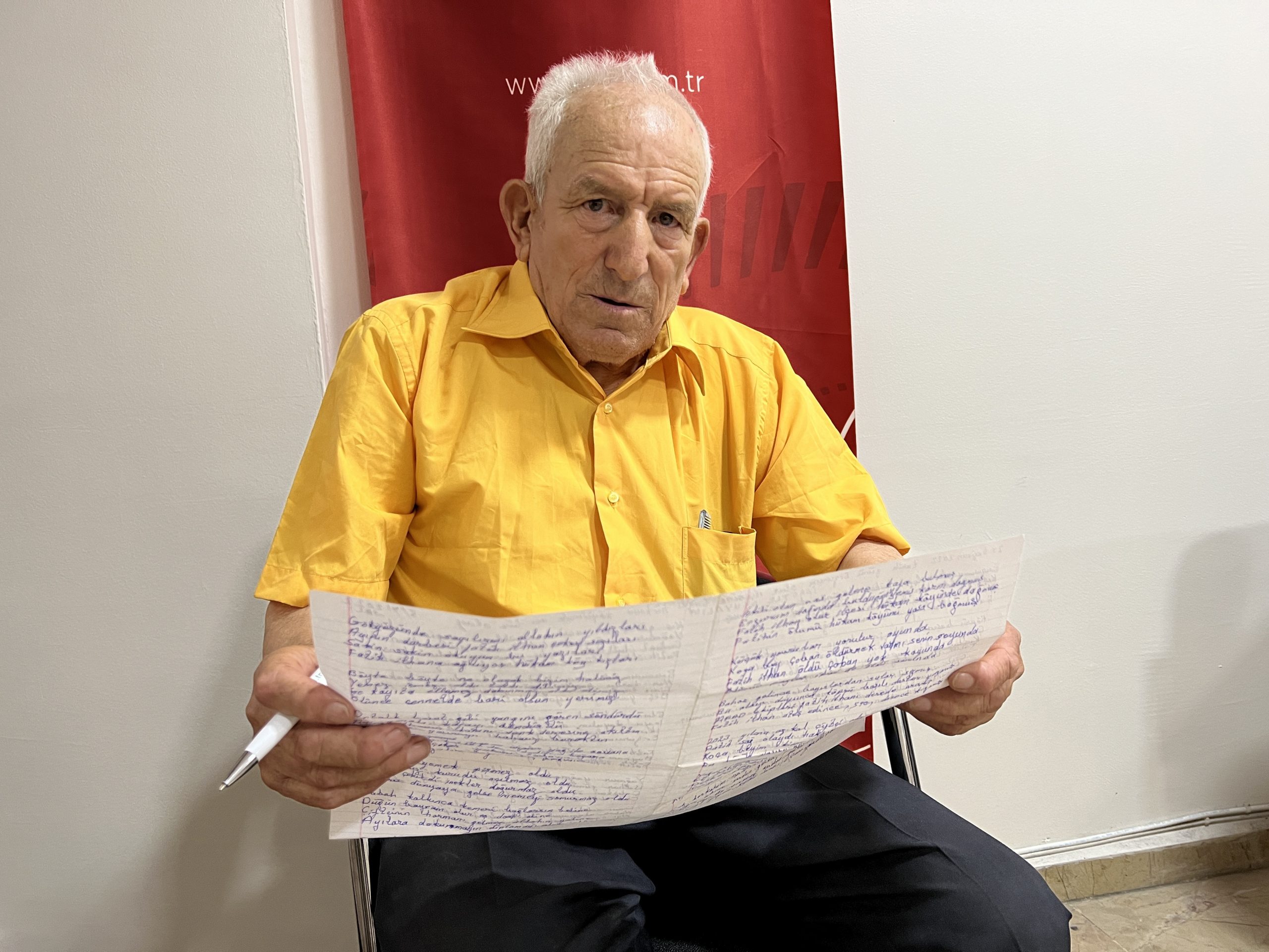 78'LİK DEDE GAZETELERDEN OKUDUĞU HABERLERİ ŞİİRE DÖKÜYOR 69 YILDIR BÜYÜK BİR AŞKLA ŞİİR YAZAN MEHMET DEDENİN TEK HAYALİ ŞİİRLERİNİN GAZETEDE YER ALMASI