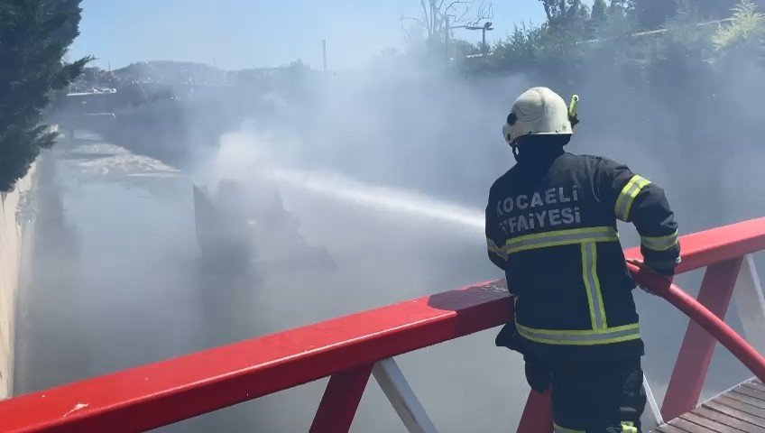 DERE YATAĞINDA ALEV ALEV YANAN KEPÇEYİ İTFAİYE SÖNDÜRDÜ