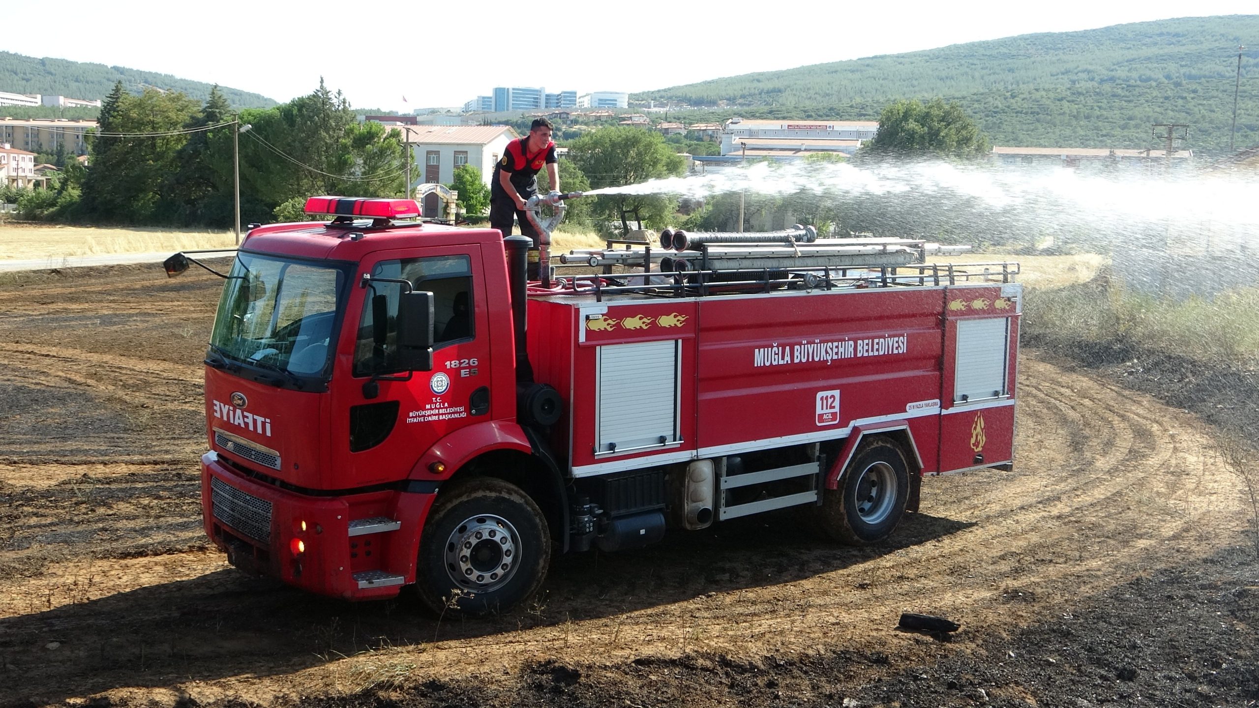 MENTEŞE'DE OT YANGINI