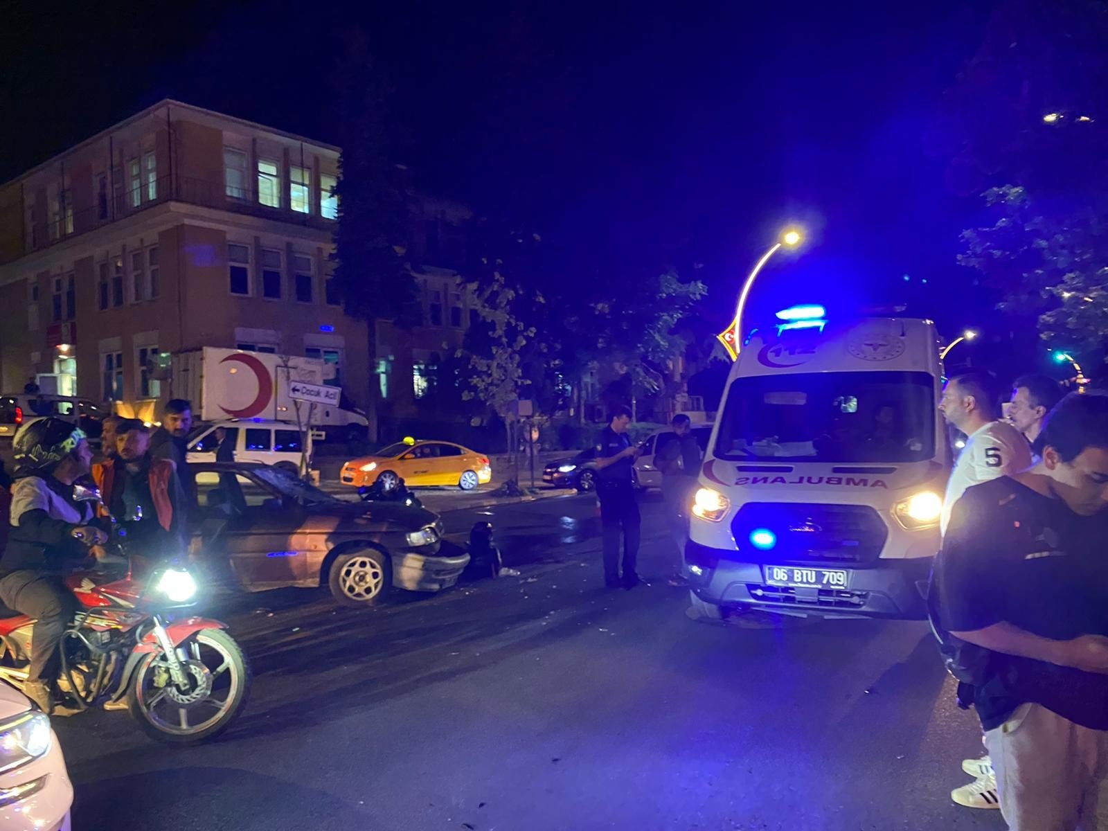 ANKARA'DA MOTOSİKLET OTOMOBİLE OK GİBİ SAPLANDI: 2 YARALI