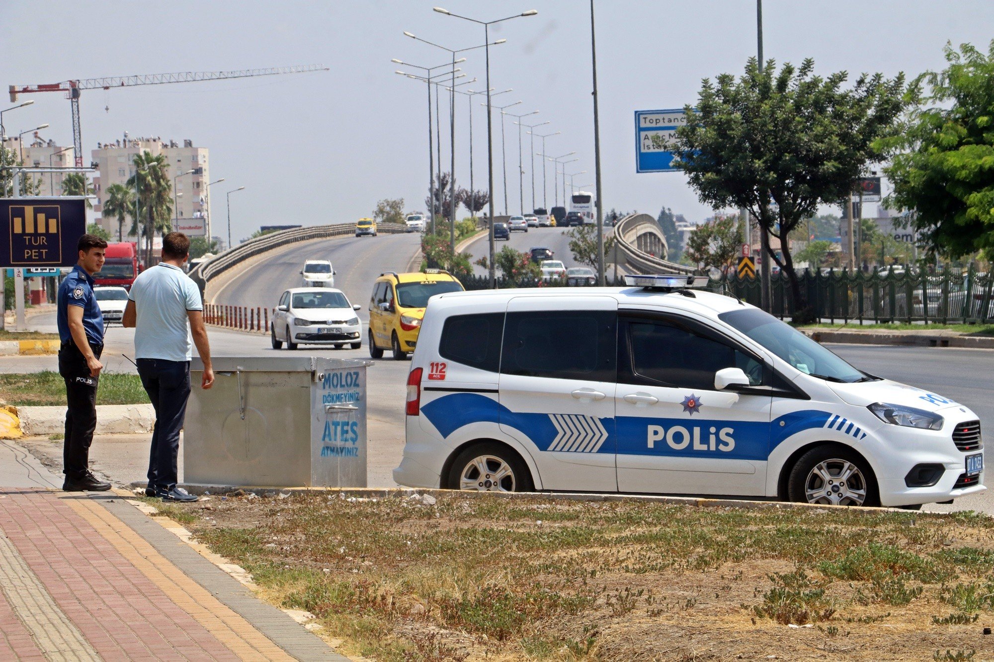 ANTALYA'DA EKİPLERİ ALARMA GEÇİREN OLAY KANALİZASYONDA HIRSIZLIK ŞÜPHELİSİNİN ELEKTRİK AKIMINA KAPILDIĞI İHBARI POLİS, İTFAİYE VE SAĞLIK EKİPLERİNİ ALARMA GEÇİRDİ YAPILAN ARAŞTIRMALARDA KANALİZASYONDAN KOKU GELDİĞİ, İÇERİDEKİ ŞAHISLARIN TÜNELİN DİĞER UCUNDAN FİRAR ETTİĞİ ANLAŞILDI