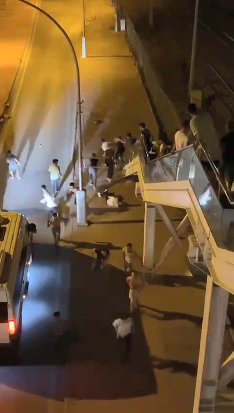 KÖPRÜ ALTINDA KAVGAYA TUTUŞAN GENÇLER, BİBER GAZI SIKILINCA BÖYLE KAÇTI GENÇLERİN TEKMELİ YUMRUKLU KAVGASI KAMERADA