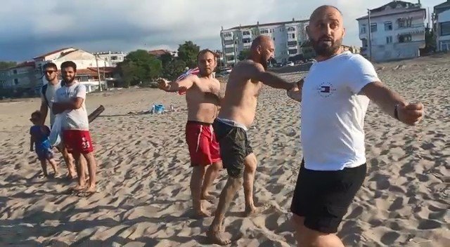 PLAJDA ŞORTUNU İNDİRDİĞİ İDDİA EDİLEN 2 ŞAHSI VATANDAŞLAR DARP ETTİ, O ANLAR KAMERALARA YANSIDI UYGUNSUZ HAREKETLER YAPTIĞI İDDİA EDİLEN ŞAHIS DENİZDE BOĞULMA TEHLİKESİ GEÇİRDİ