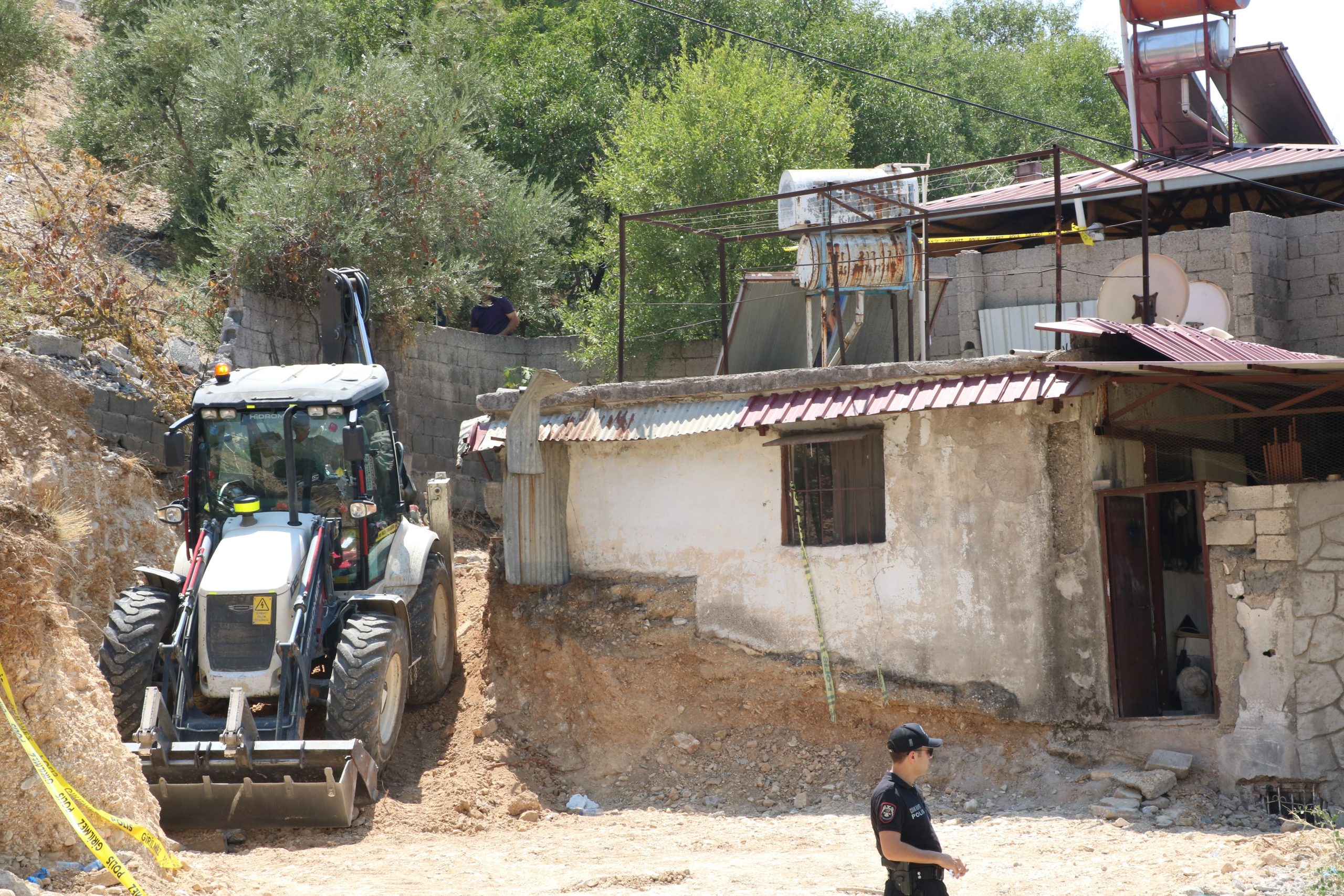 KOCASINI TÜFEKLE KIZINI ZEHİRLEYEREK ÖLDÜRMÜŞ KAHRAMANMARAŞ'TA, BİR EVİN BAHÇESİNDE YAPILAN KAZIDA, 25 YILDIR KAYIP OLAN A.T. İLE KIZI Z.T.'NİN KEMİKLERİNE ULAŞILDI NAMUS MESELESİ YÜZÜNDEN TARTIŞTIĞI KOCASINI, 3 YIL SONRA DA KIZINI ÖLDÜRÜP EVİN BAHÇESİNE ÜST ÜSTE GÖMDÜĞÜ BELİRLENEN KADIN İLE OĞLUNUN DA ARALARINDA OLDUĞU 6 KİŞİ GÖZALTINA ALINDI