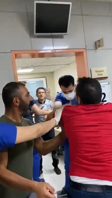MASKE TAKMADI HASTANEYİ BİRBİRİNE KATTI