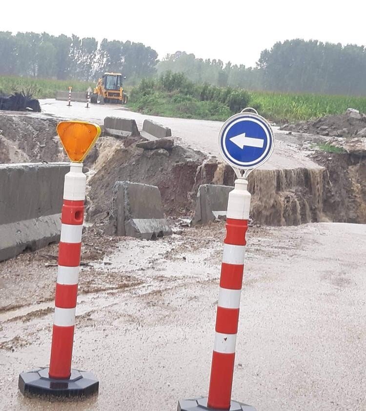 KOCAELİ VE SAKARYA'YI BAĞLAYAN GEÇİCİ YOL VE KÖPRÜ KALIPLARINI SEL SULARI GÖTÜRDÜ