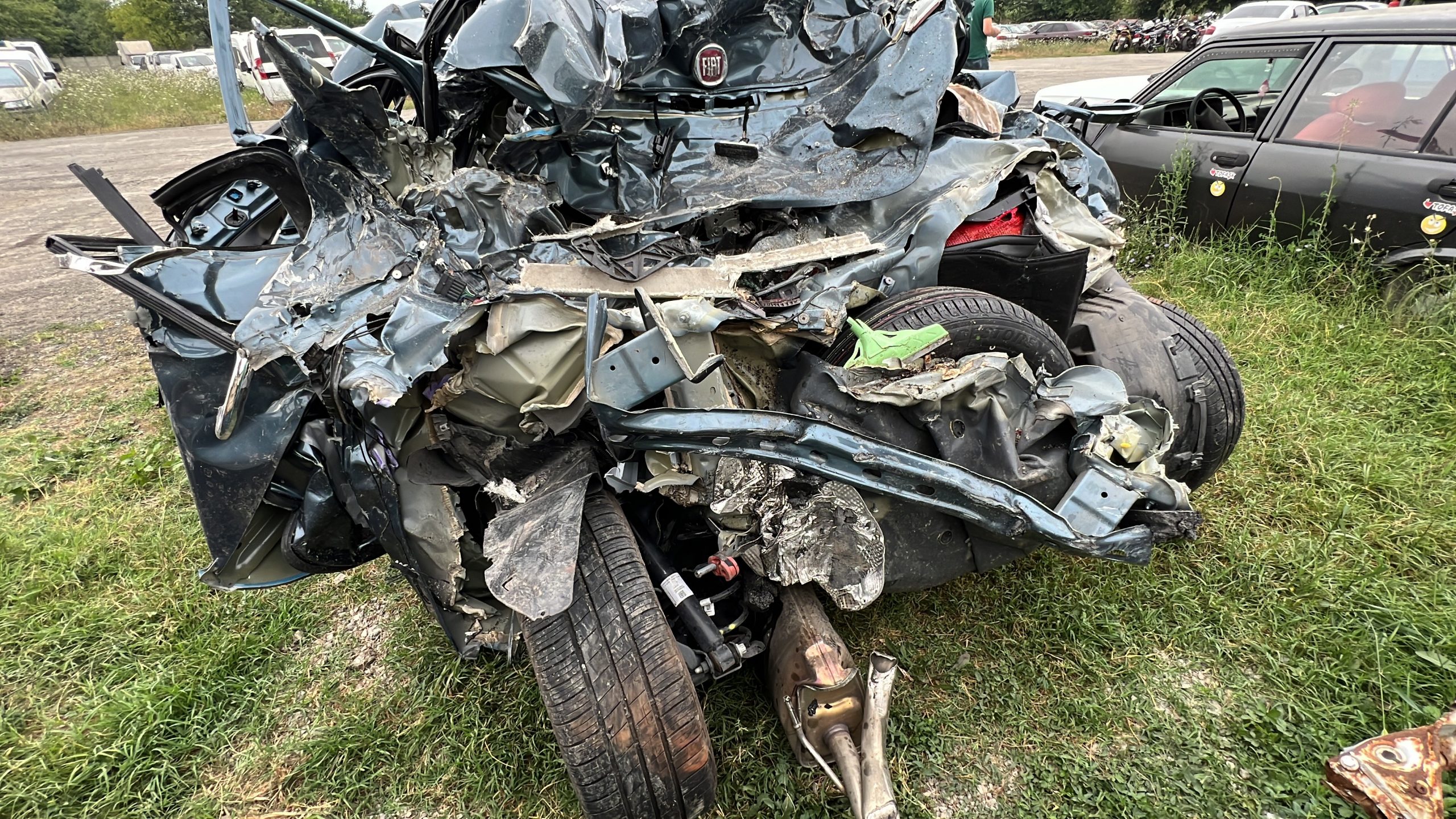 3 KİŞİLİK AİLE MEZAR OLAN OTOMOBİL HURDA YIĞININA DÖNDÜ CENAZELER İSTANBUL'A GÖNDERİLDİ