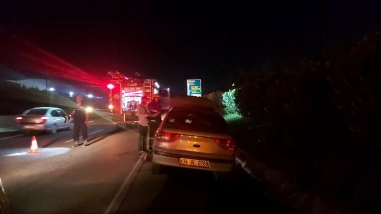 TATİL DÖNÜŞÜ EVLERİNE GİDEN AİLENİN OTOMOBİLİNDE YANGIN ÇIKTI
