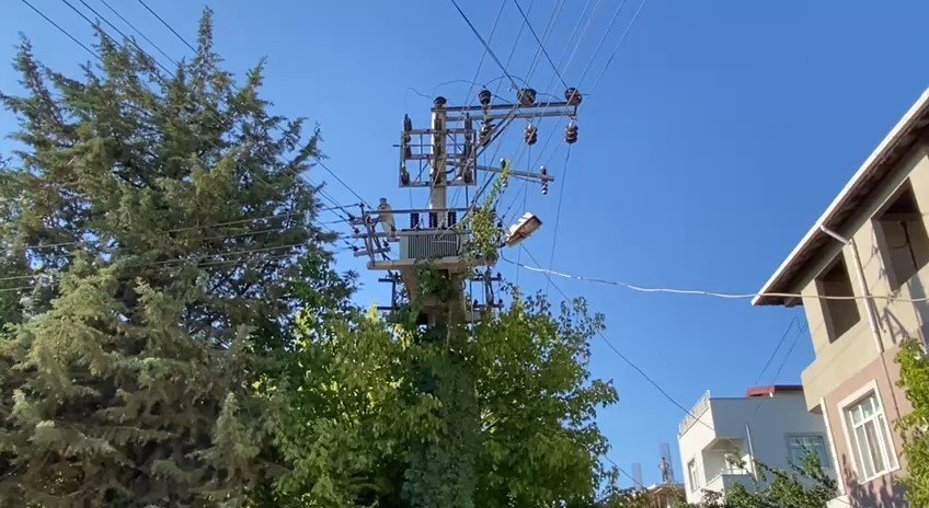 ELEKTRİK TELLERİ BİRBİRİNE ÇARPINCA TRAFO PATLADI TRAFODA ÇIKAN YANGIN İTFAİYE EKİPLERİ TARAFINDAN SÖNDÜRÜLDÜ