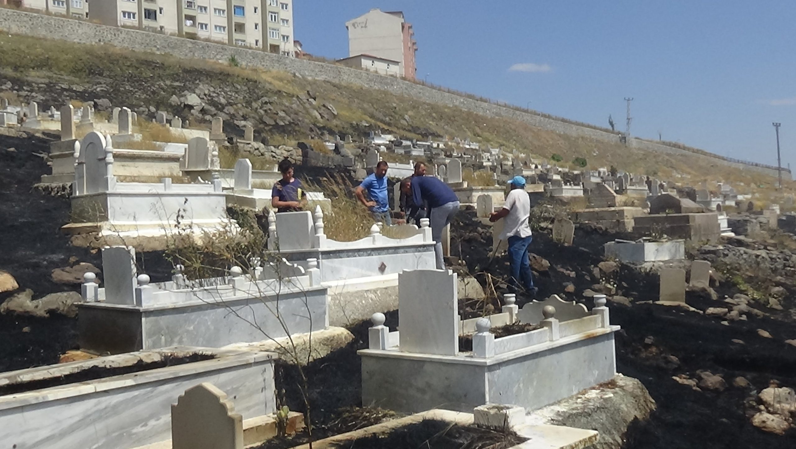 KARS'TA MEZARLIKTA YANGIN