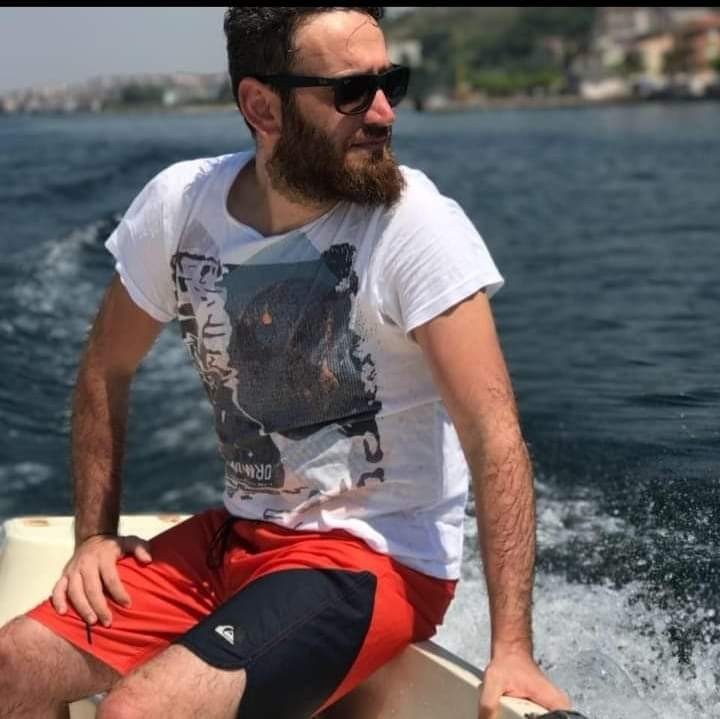 MOTOSİKLETİYLE GİRDİĞİ VİRAJI ALAMAYINCA HAYATINI KAYBETTİ