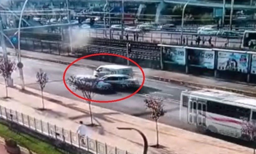 KAZA YAPMAMAK İÇİN DİREKSİYONU ÇEVİRDİ, KARŞI YÖNDEN GELEN ARACA ÇARPTI: 1 YARALI