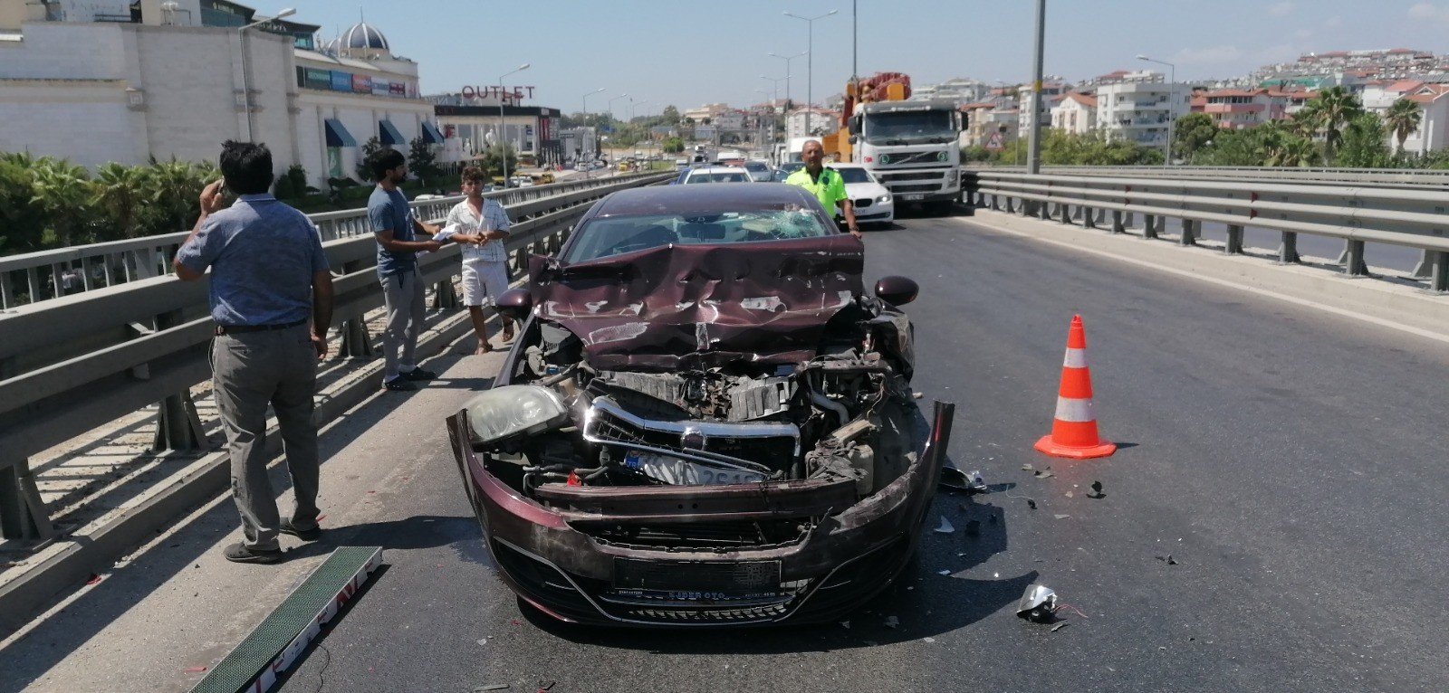 KAMYONETİN ÜZERİNDEKİ TABELA, OTOMOBİLİN ÜZERİNE DÜŞTÜ MANAVGAT'TA OTOMOBİL KAMYONA ÇARPTI, ŞANS ESERİ YARALANAN OLMADI