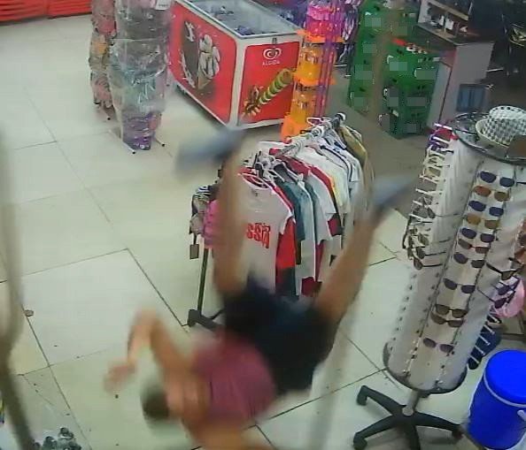 BALKONDAN MARKETİN İÇİNE DÜŞTÜ, GÖRENLERİN YÜREKLERİ AĞIZLARINA GELDİ BALKONDAN MANDAL ALMAK İSTEYEN GENCİN TENTEDEN MARKETİN İÇİNE DÜŞTÜĞÜ ANLAR KAMERAYA YANSIDI