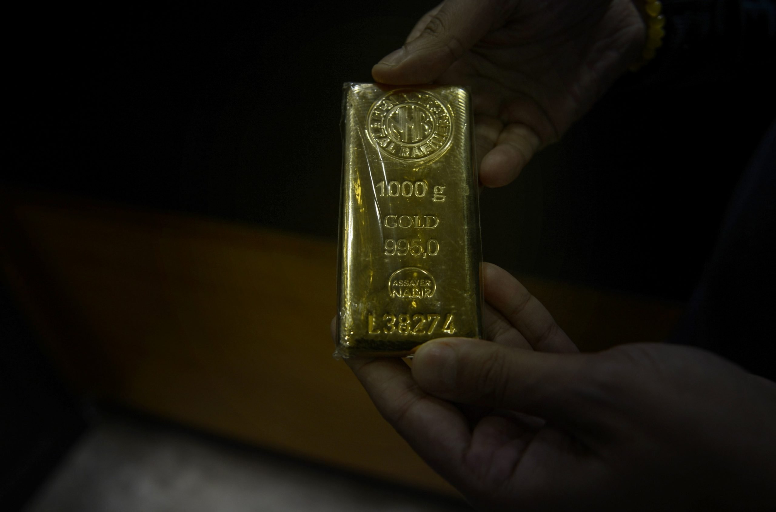 GRAM ALTIN 1000 LİRANIN ALTINA GERİLEDİ FED FAİZ ARTIRIM BEKLENTİSİ PİYASALARA DÜŞÜŞ OLARAK YANSIDI