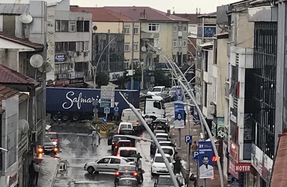 SORUMSUZ TIR ŞOFÖRÜ TRAFİĞİ KİLİTLEDİ