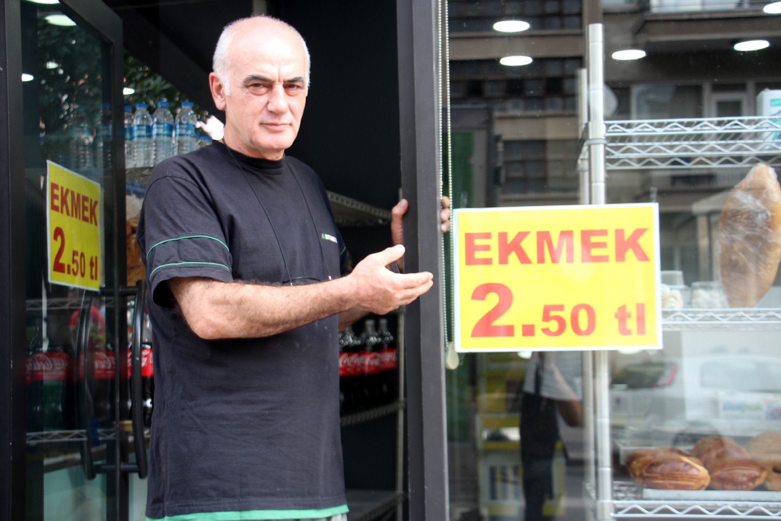 ENFLASYONA SAVAŞ AÇTI, SİVAS'TA EN UCUZ EKMEĞİ O SATIYOR SİVAS'TA ENFLASYONA SAVAŞ AÇAN BİR FIRINCI PİYASADA 3.5 LİRA SATILAN SOMUN EKMEK FİYATINI 2.5 LİRAYA İNDİREREK VATANDAŞA UCUZ EKMEK HİZMETİ VERİYOR