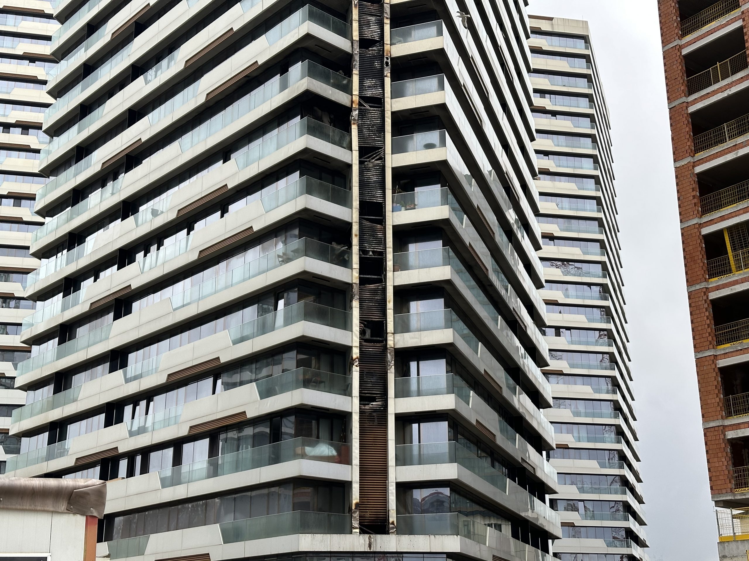 KADIKÖY'DE ALEVLERE TESLİM OLAN REZİDANSTA OLUŞAN HASAR GÜN AYDINLANINCA ORTAYA ÇIKTI