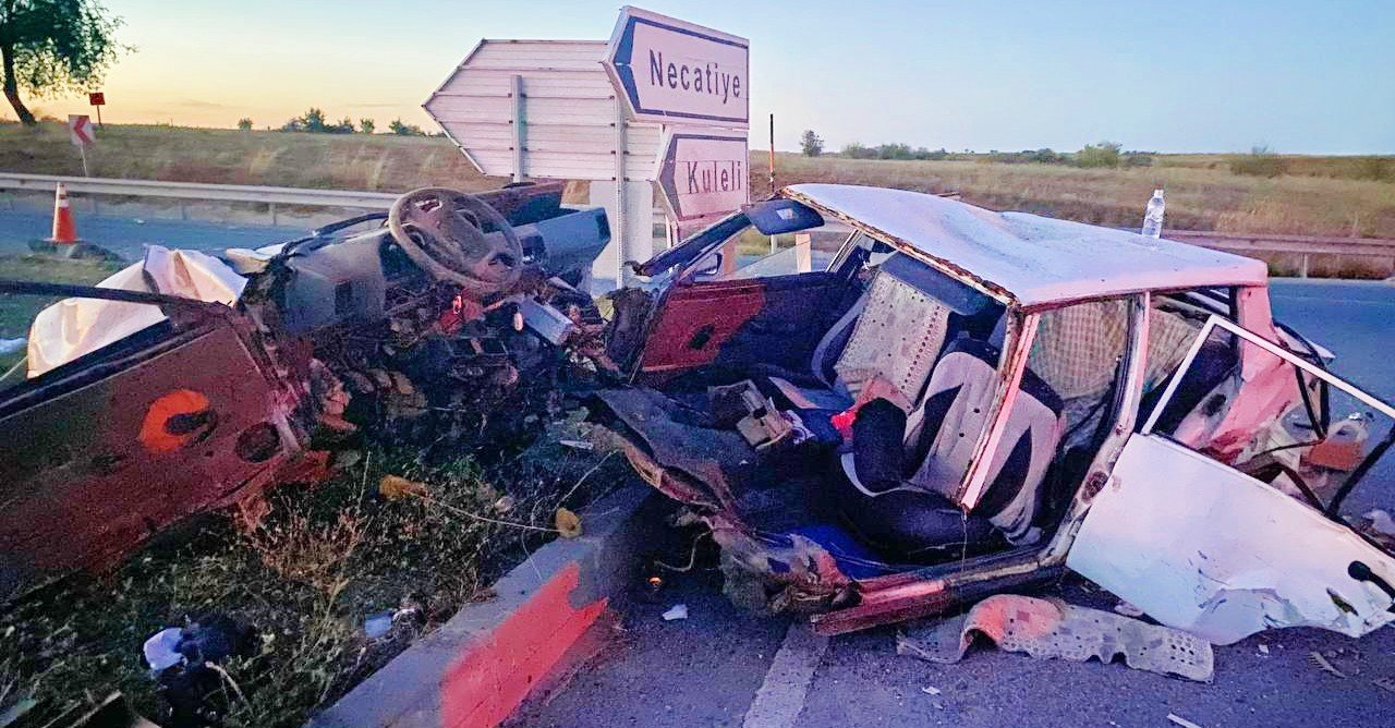 İKİ ARACIN ÇARPIŞTIĞI KAZADA OTOMOBİL İKİYE BÖLÜNDÜ: 3 YARALI