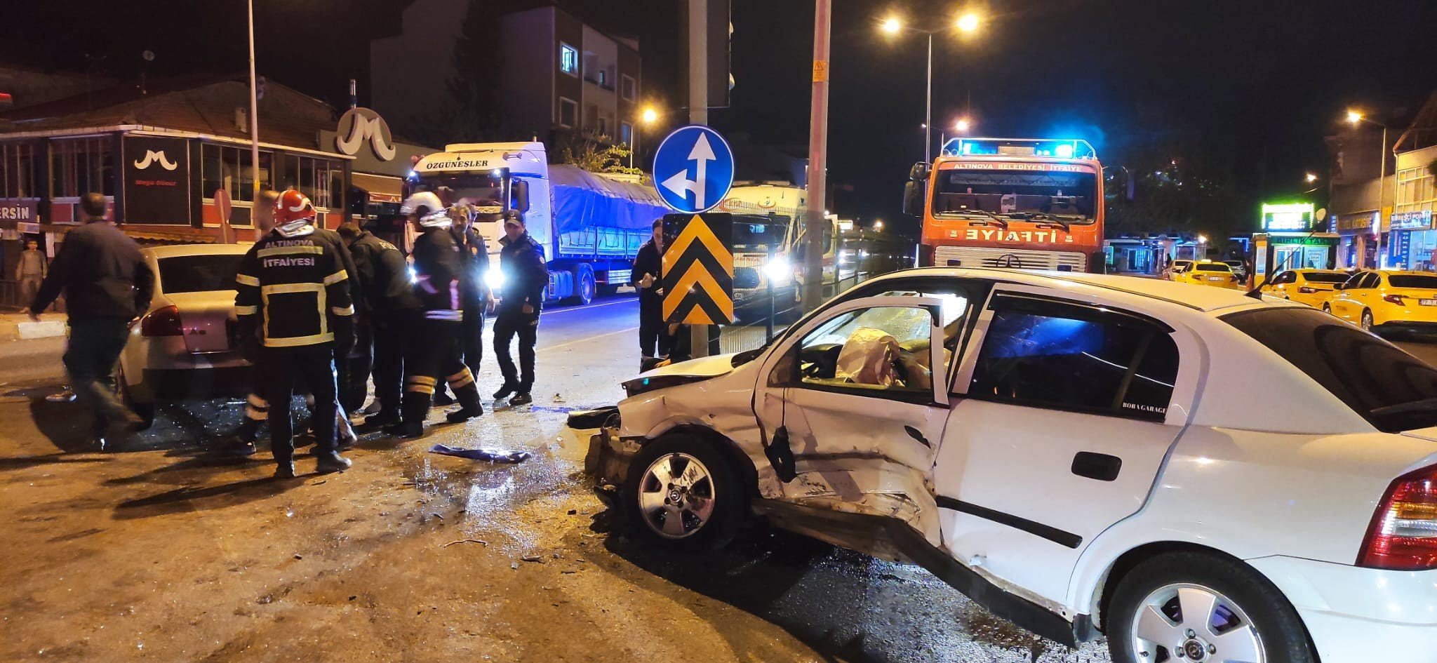 YALOVA İKİ OTOMOBİL ÇARPIŞTI: 4 YARALI