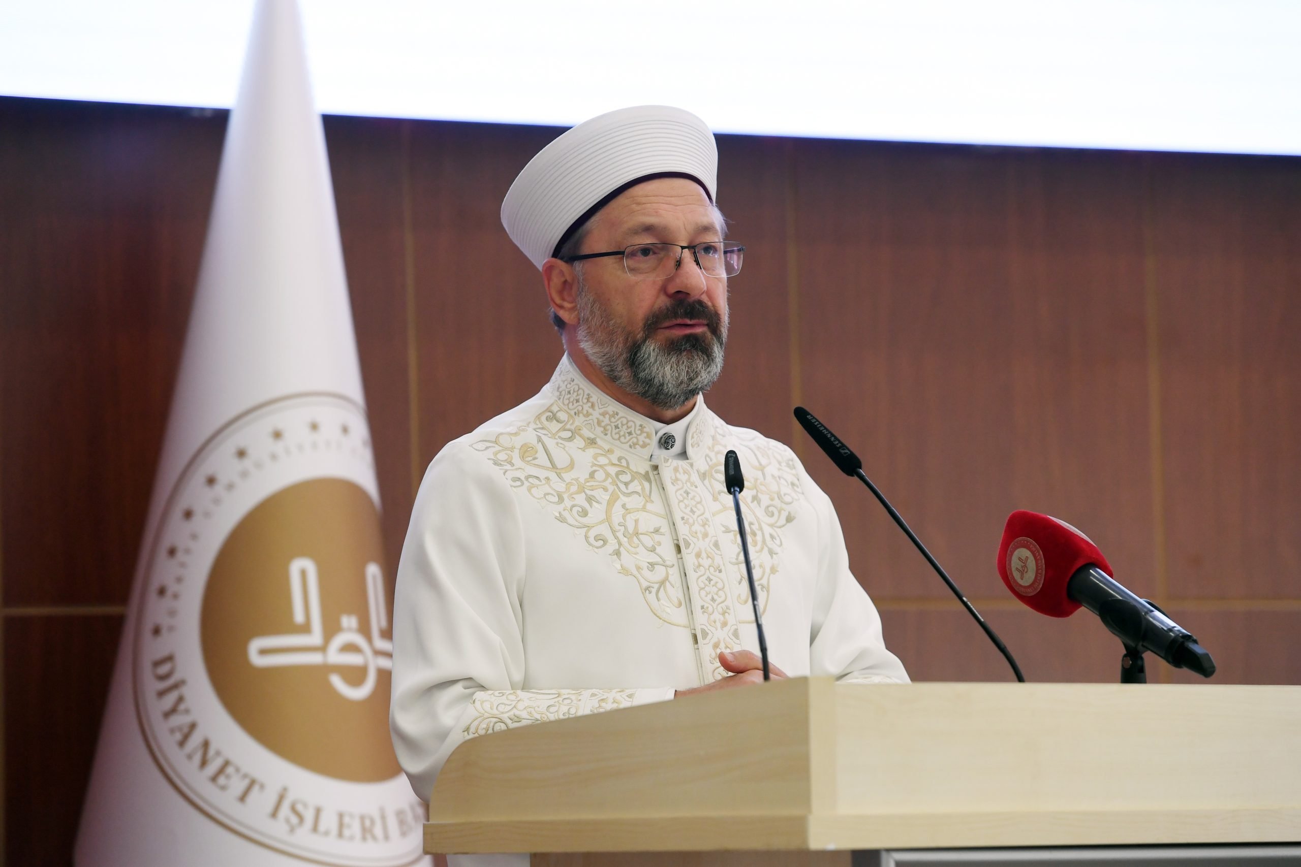 DİYANET İŞLERİ BAŞKANI ERBAŞ: "AİLE, İNSANIN NESLİNİN KORUNMASI NOKTASINDA VAZGEÇİLMEZ BİR KURUMDUR"