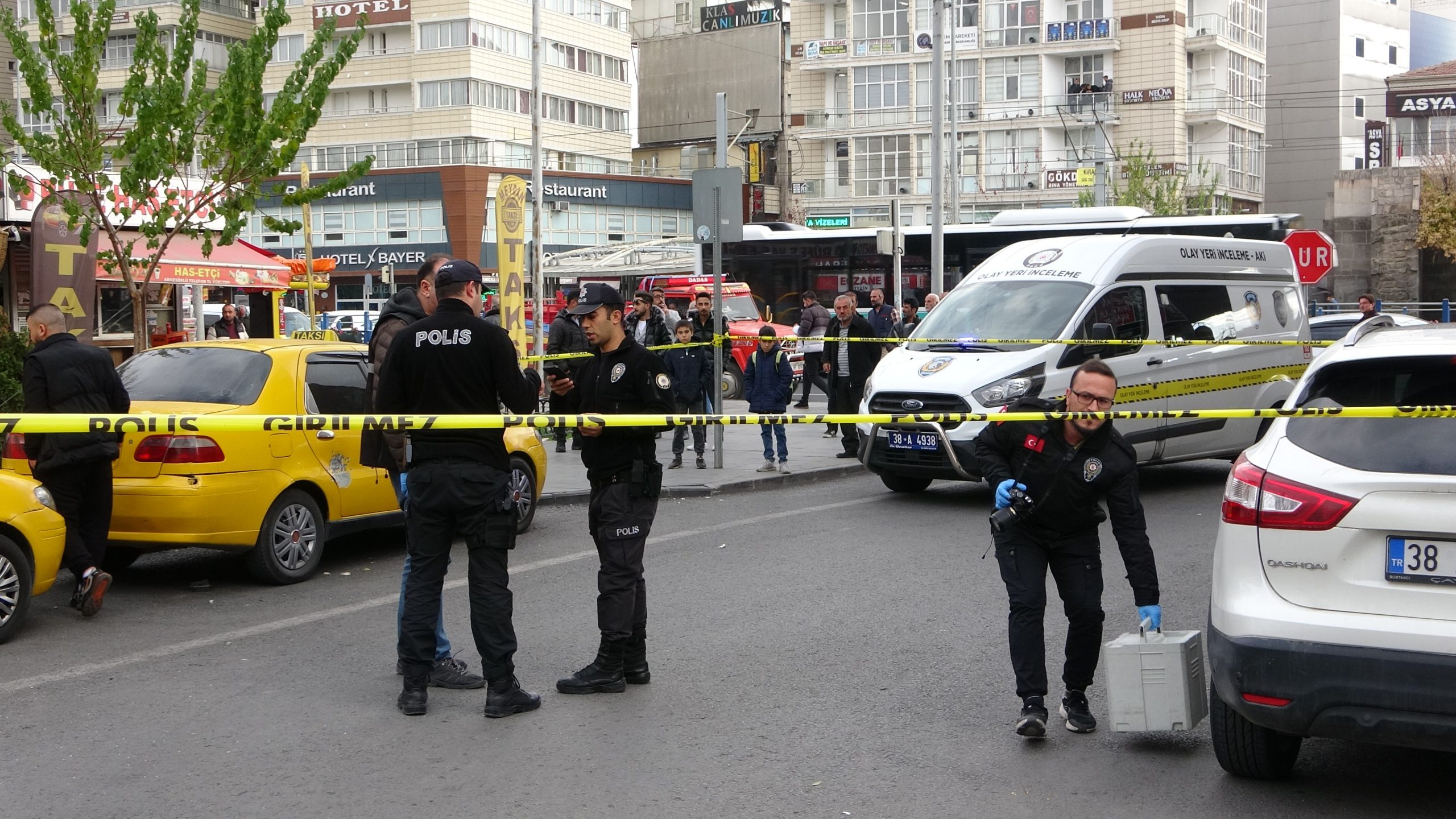 KAVGADA HUSUMETLİSİ YERİNE BABASI VE KARDEŞİNİ VURDU ALACAK VERECEK MESELESİNDE KAN AKTI: 2 YARALI