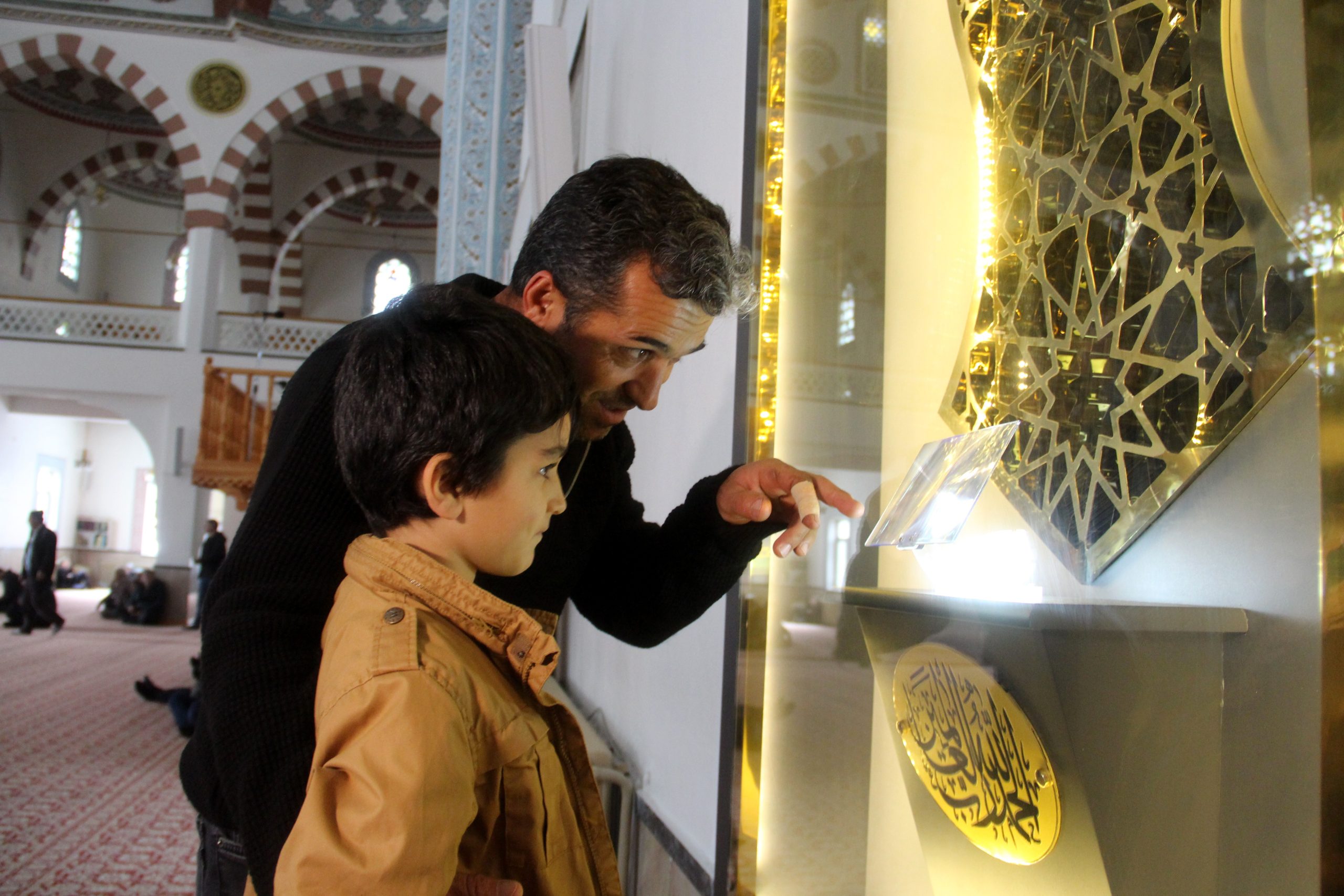 SAKAL-I ŞERİF 365 GÜN HER SAAT ZİYARET EDİLEBİLECEK SİVAS'TA PAŞA CAMİSİNDE BULUNAN SAKAL-I ŞERİF OLUŞTURULAN ÖZEL BİR BÖLÜMDE 365 GÜN 24 SAAT ZİYARETE AÇILDI