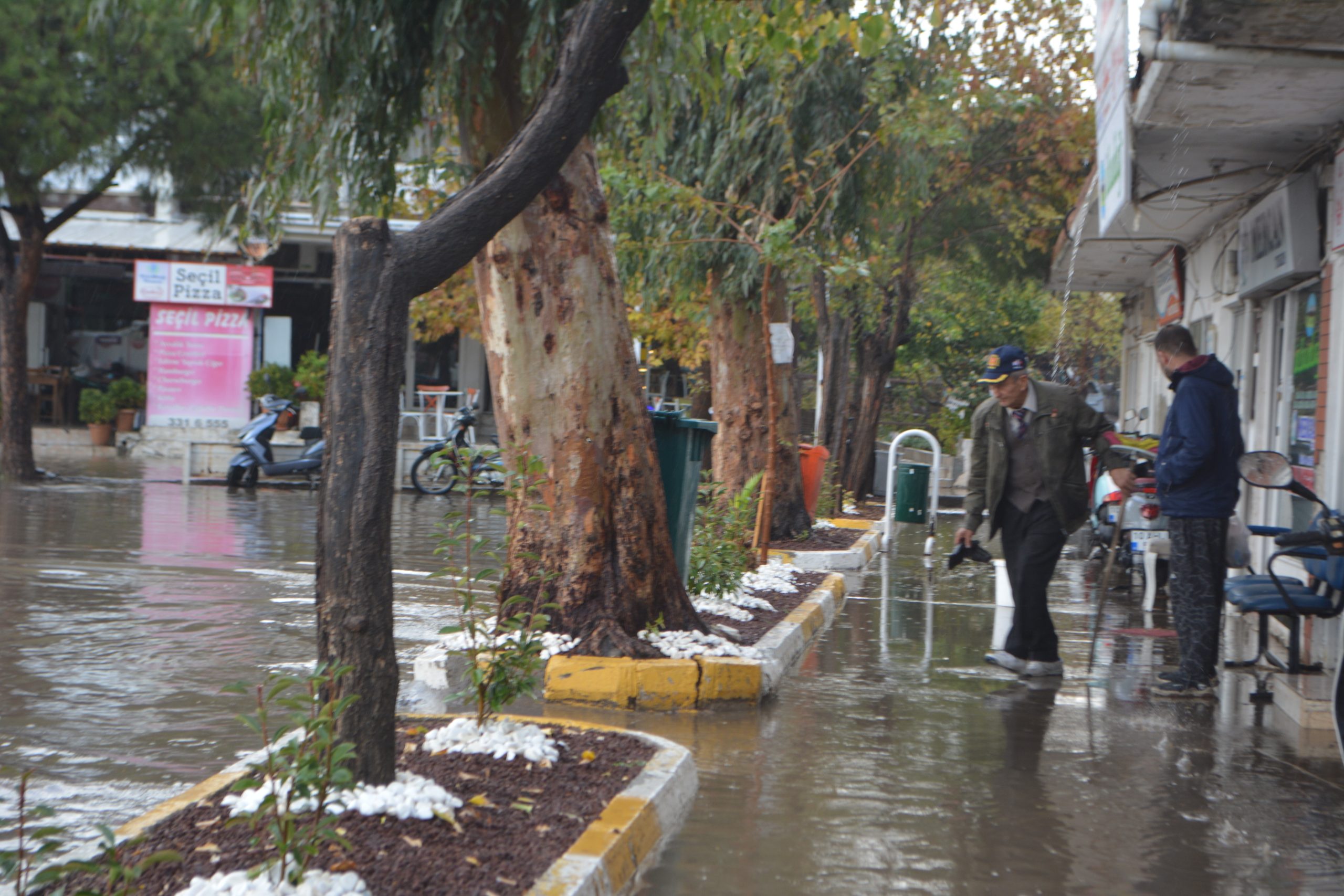 AYVALIK'TA SAĞANAK YAĞIŞ HAYATI OLUMSUZ ETKİLEDİ