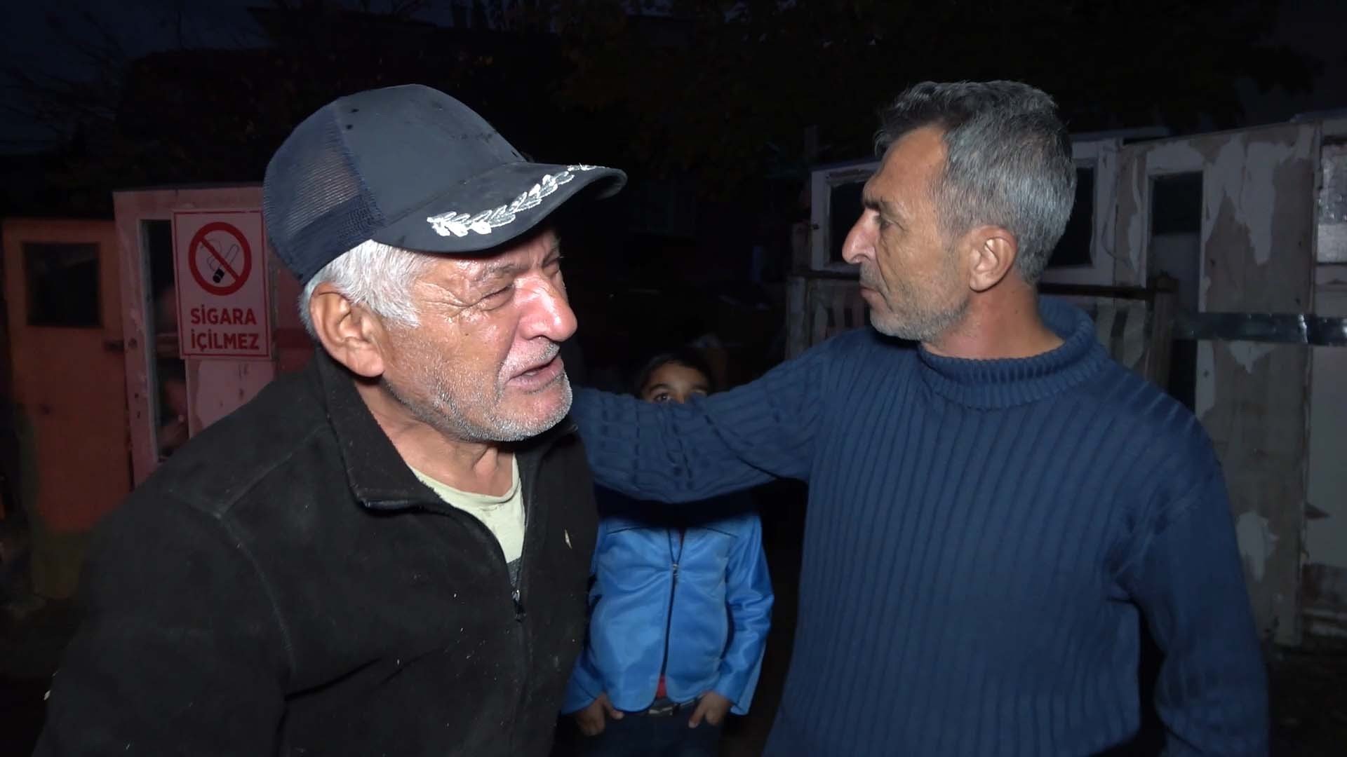 ÇOCUKLAR EVİ YAKTI, ALEVLERİ GÖREN YAŞLI ADAMIN FERYADI YÜREK BURKTU MÜSTAKİL EVDE ÇIKAN YANGINDA 4 KİŞİ DUMANDAN ETKİLENDİ