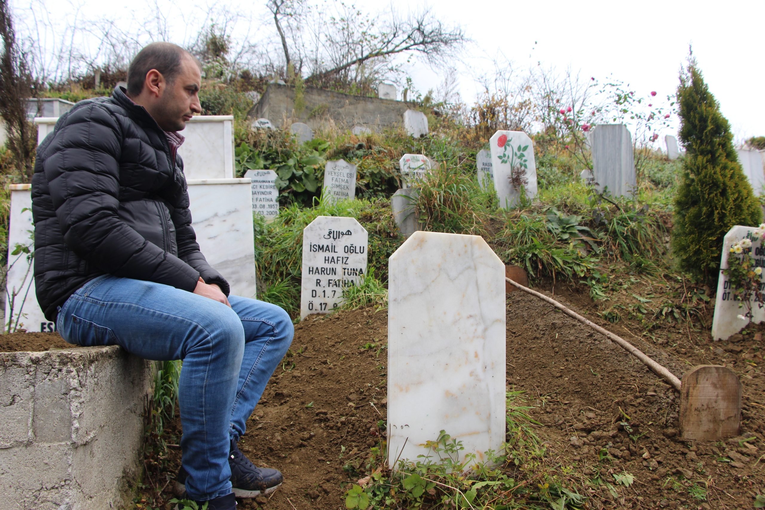 59 YILLIK MEMLEKET İNADI, ÖLÜNCE BİTTİ VATANİ GÖREVİNİ YAPTIĞI SIRADA BABASININ VEFATINI KENDİSİNE SÖYLEMEYEN AİLESİNE KIZAN TRABZONLU CELAL TUNA, HOLLANDA'YA YERLEŞEREK İZİNİ KAYBETTİRDİ BİR İNAT UĞRUNA 59 YIL BOYUNCA TÜRKİYE'YE GELMEYEN CELAL TUNA, VASİYETİ ÜZERİNE MEMLEKETİ TRABZON'DA TOPRAĞA VERİLDİ