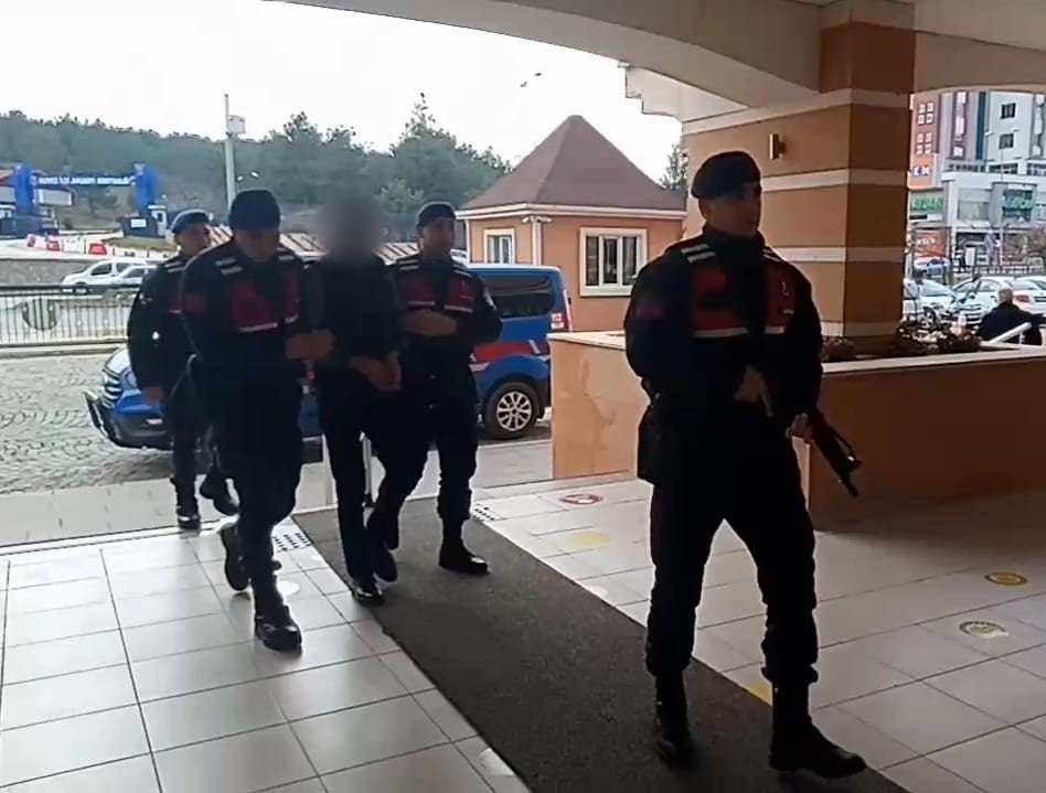 Evi̇nde Esrarla Yakalanan Şüpheli̇ Tutuklandı