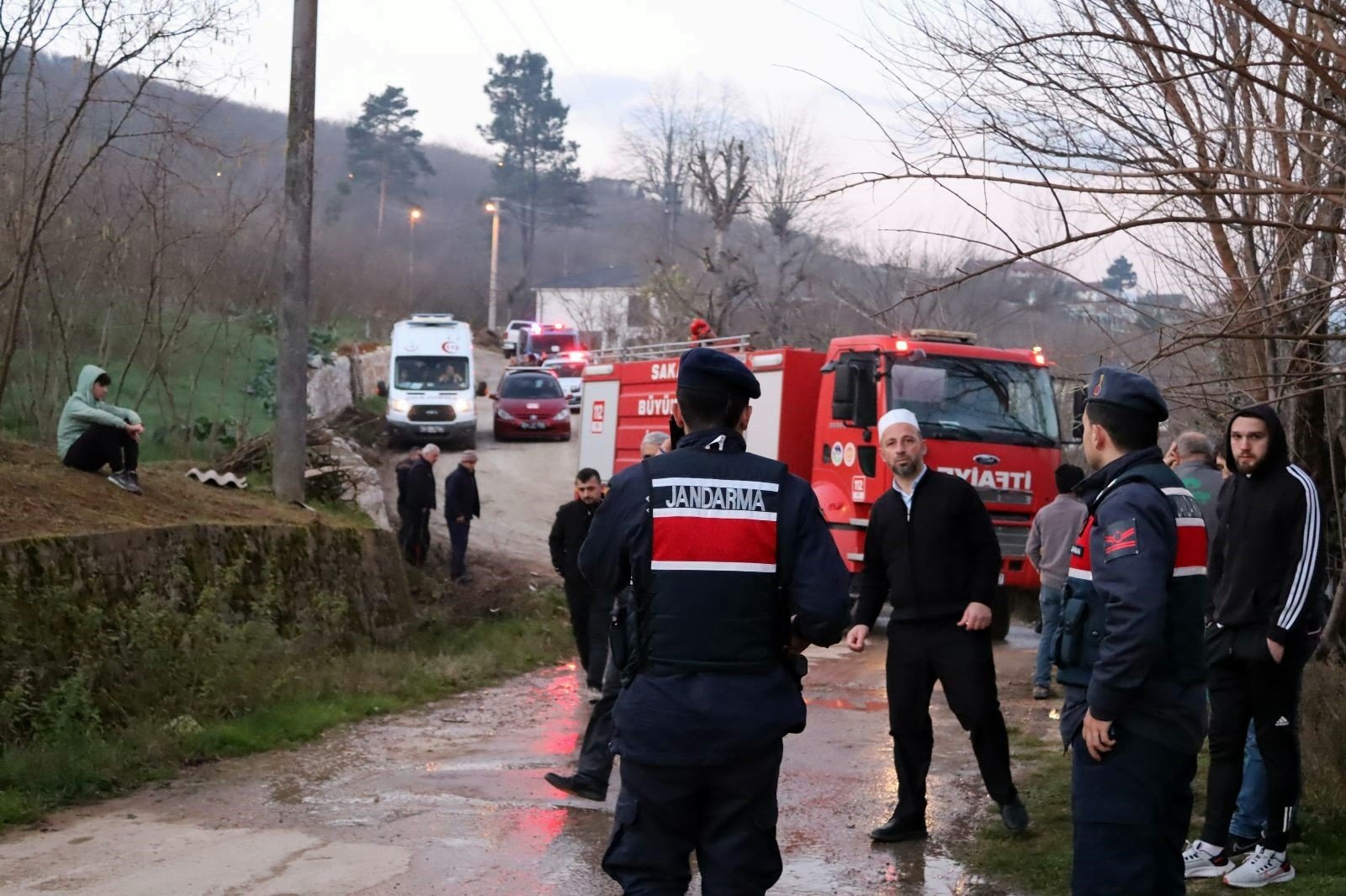 GÜNÜN ACI HABERİ, YAŞLI ÇİFTİN KALDIĞI EVDE YANGIN: 1 ÖLÜ, 2 YARALI KENDİ CAMDAN ATLAYARAK KURTULDU, FELÇLİ EŞİ ALEVLERİN ARASINDA KALDI YANGINDA ANNESİNİ KURTARMAYA ÇALIŞIRKEN YARALANDI