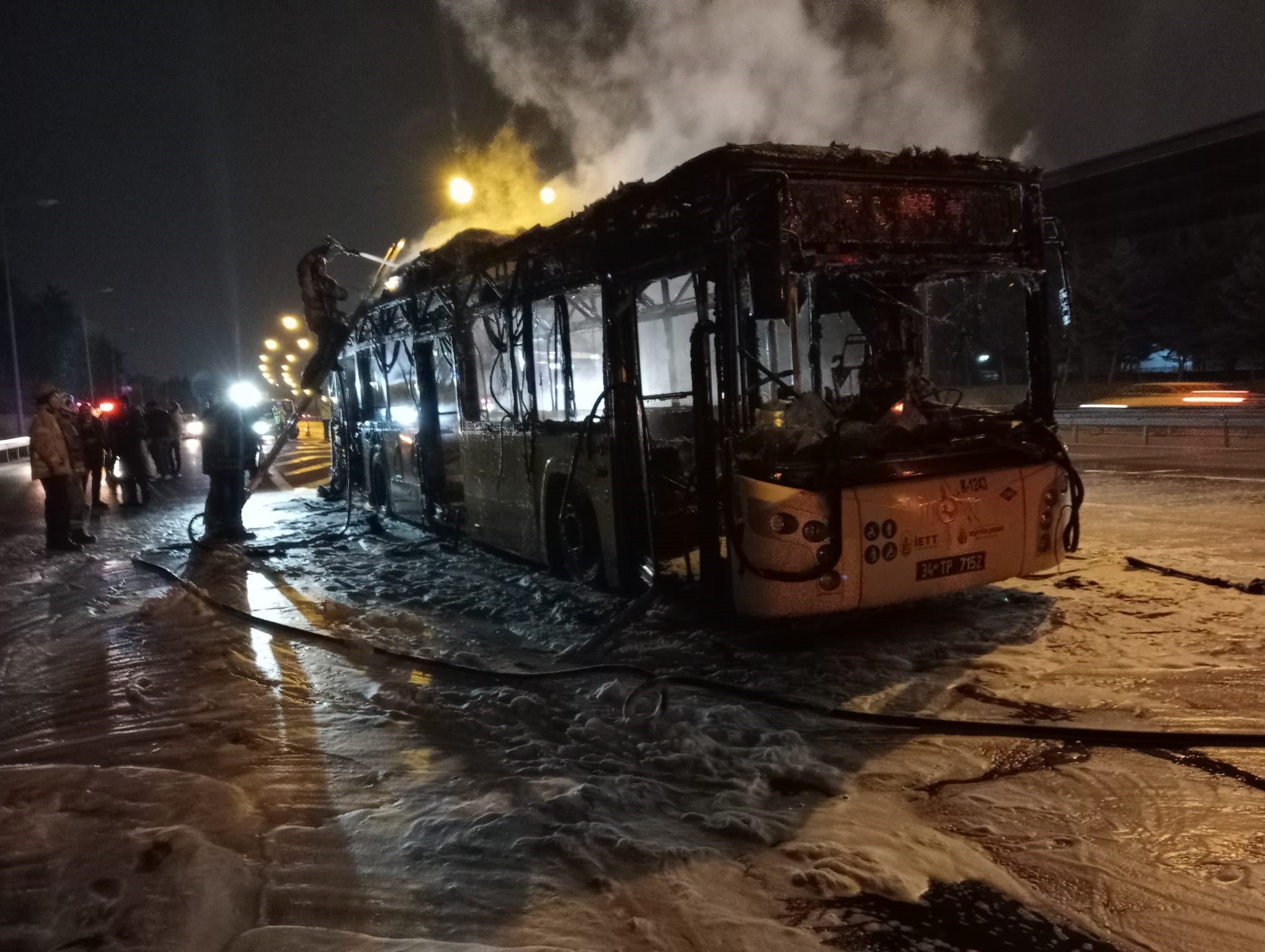 TEM OTOYOLUNDA ALEV ALEV YANAN İETT OTOBÜSÜNDE PATLAMALAR MEYDANA GELDİ