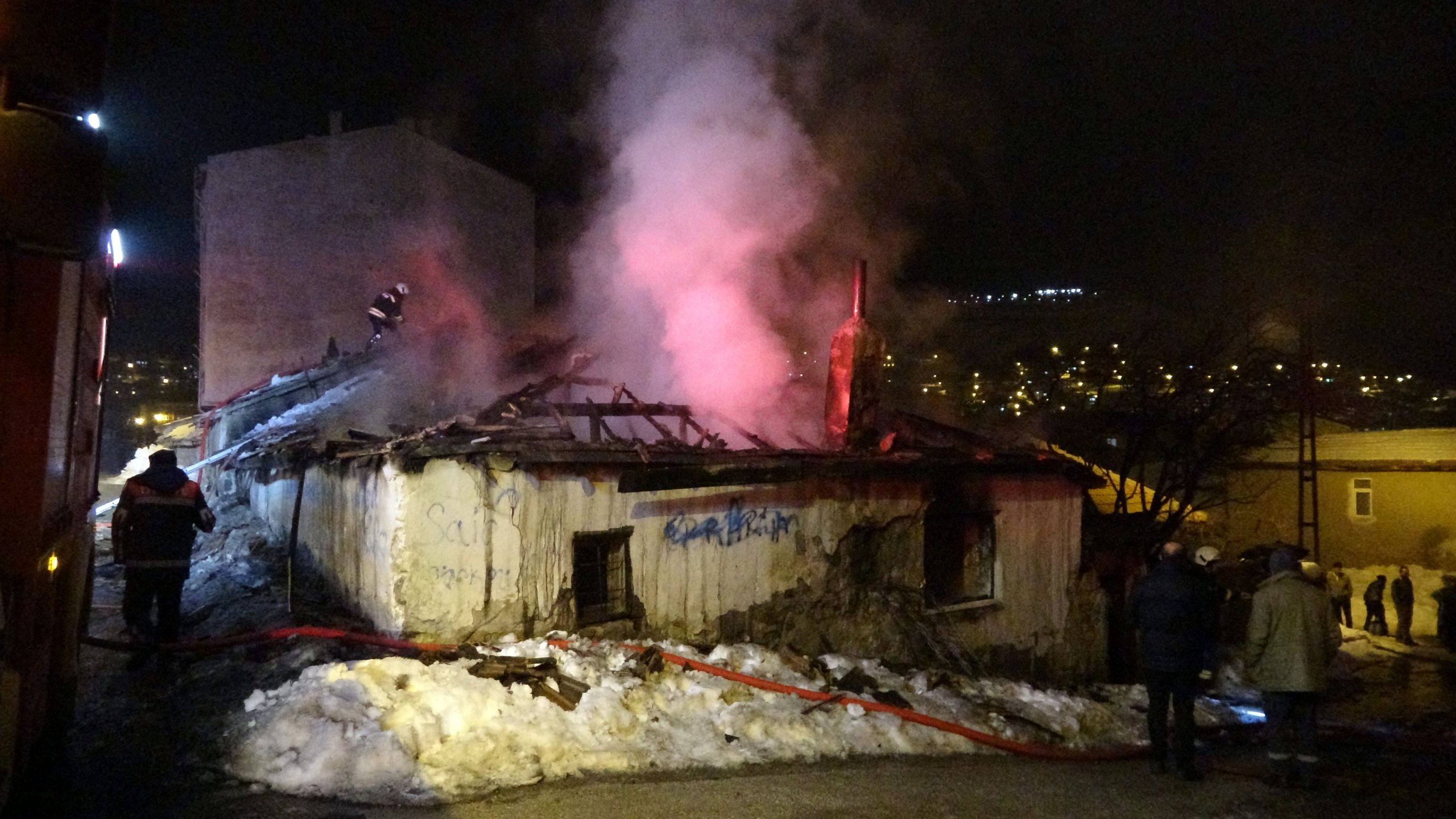 YOZGAT'TA MÜSTAKİL EV YANGINDA KÜLE DÖNDÜ