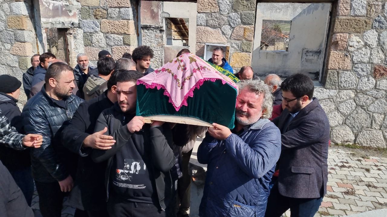 ÜNLÜ YÖNETMENDEN ANNESİNE SON ÖPÜCÜK
