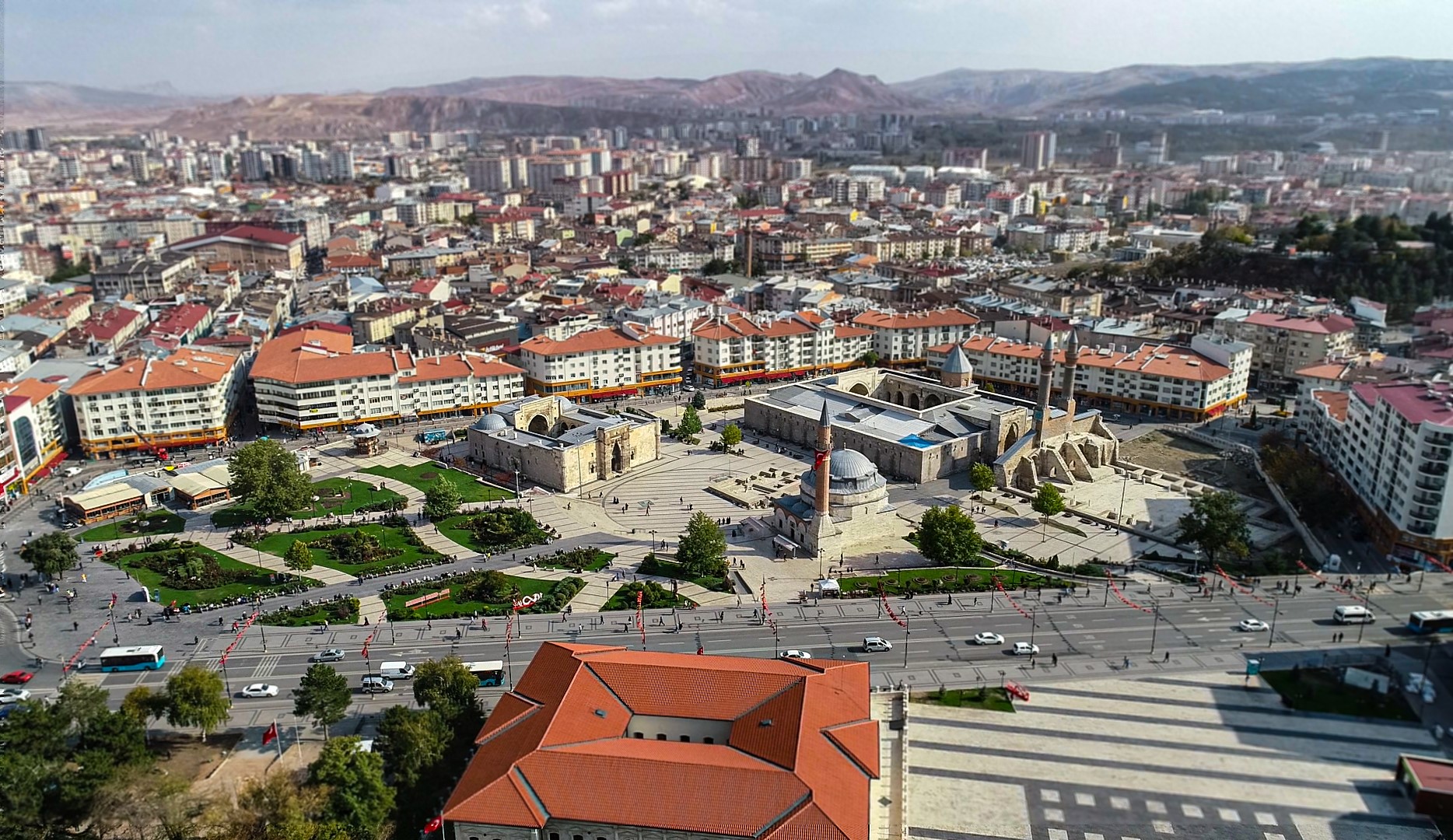 SİVAS'IN NÜFUSU AZALDI TÜRKİYE İSTATİSTİK KURUMU (TÜİK), 2022 YILINA İLİŞKİN ADRESE DAYALI NÜFUS KAYIT SİSTEMİ SONUÇLARINI AÇIKLADI. VERİLERE GÖRE SİVAS'IN NÜFUSU 2022'DE BİR ÖNCEKİ YILA GÖRE BİN 197 KİŞİ AZALARAK 634 BİN 924'E GERİLEDİ
