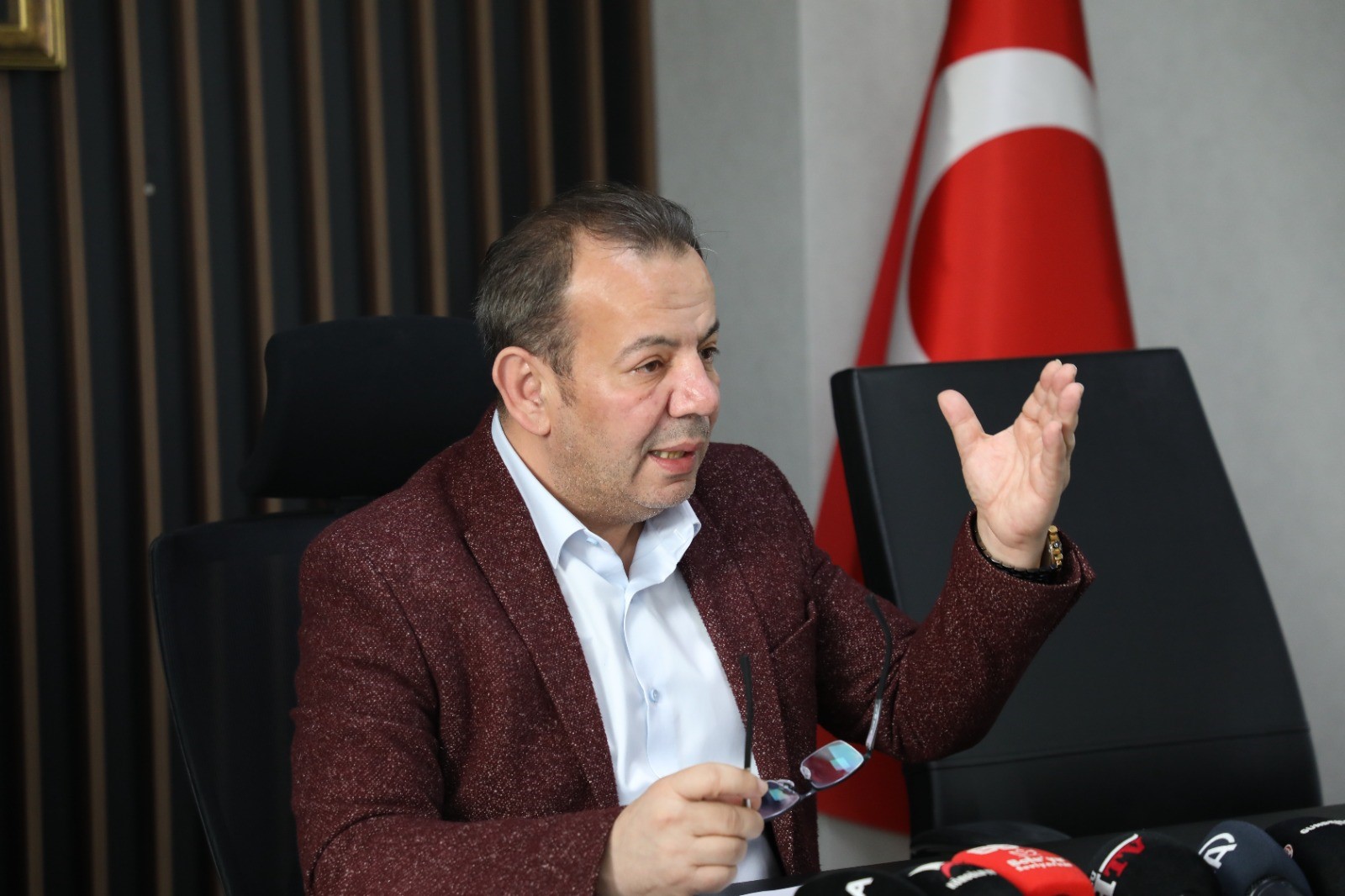 BAŞKAN ÖZCAN'DAN ÖNERİ: "SEÇİM KAMPANYALARINA HARCANACAK PARAYI DEPREM BÖLGESİNE GÖNDERİN"