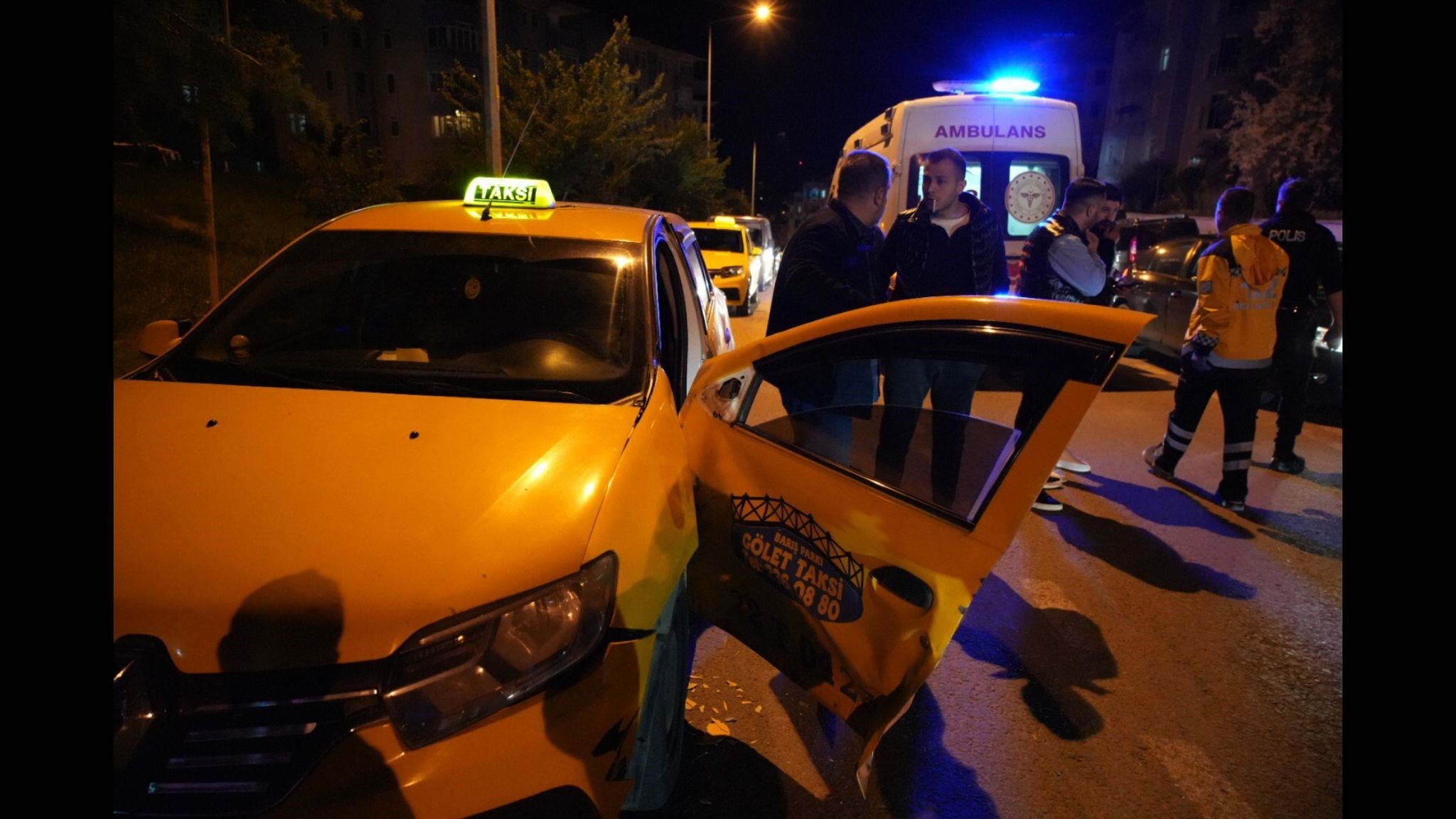 KAPIYI AÇIP TAKSİDEN İNDİĞİ ESNADA OTOMOBİL BÖYLE ÇARPTI EDİRNE'DE TİCARİ TAKSİ SÜRÜCÜSÜNÜN YARALANDIĞI KAZA KAMERADA