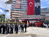CHP, GENEL MERKEZİ ÖNÜNDE ÇIKAN TARTIŞMADA SU ŞİŞELERİ HAVADA UÇUŞTU