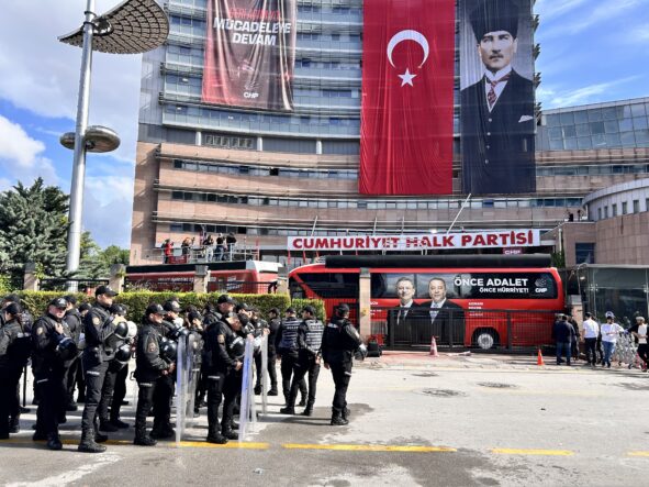 CHP, GENEL MERKEZİ ÖNÜNDE ÇIKAN TARTIŞMADA SU ŞİŞELERİ HAVADA UÇUŞTU