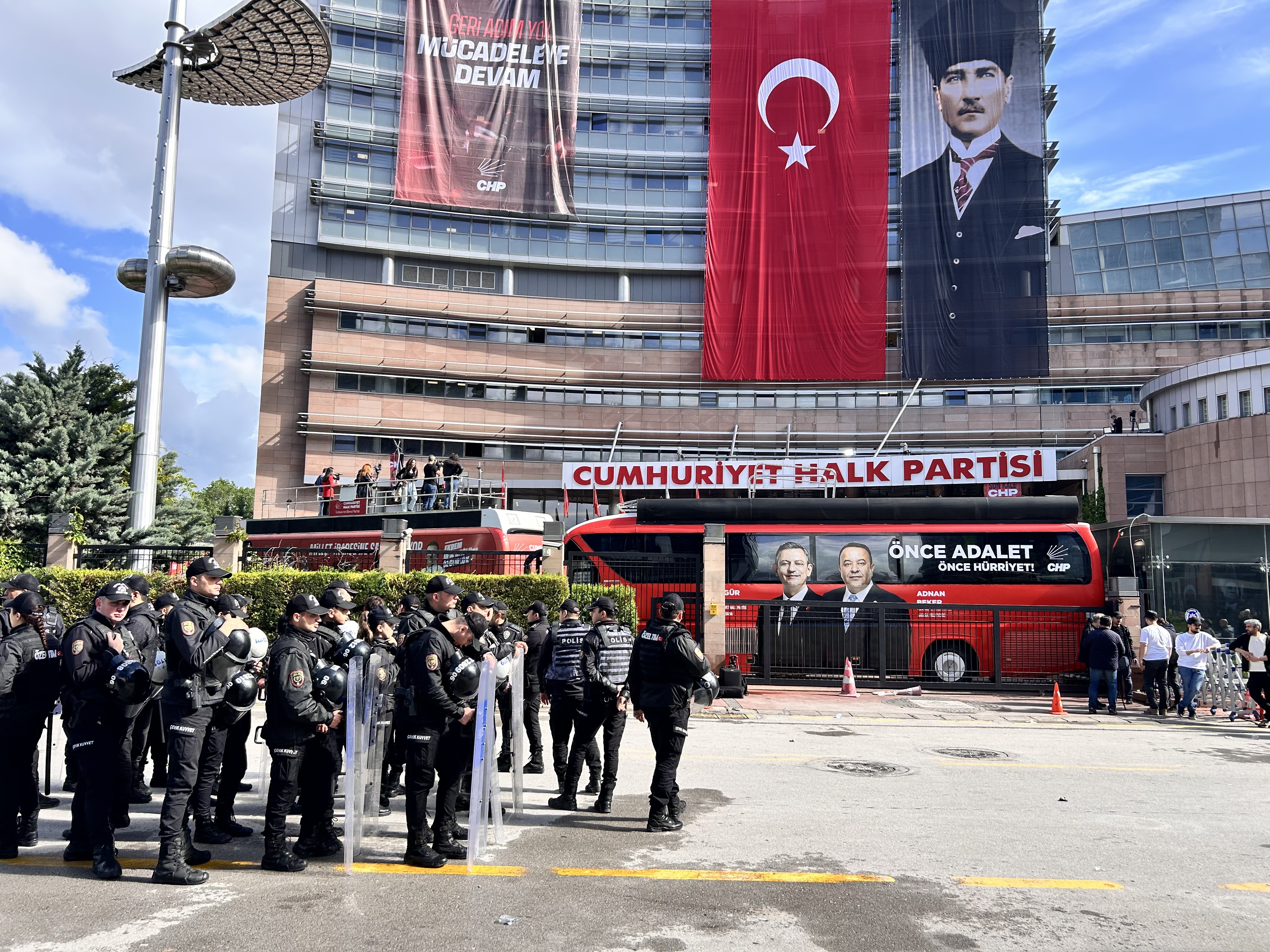 Ankara’da CHP Genel Merkezi Önünde Gergin Anlar