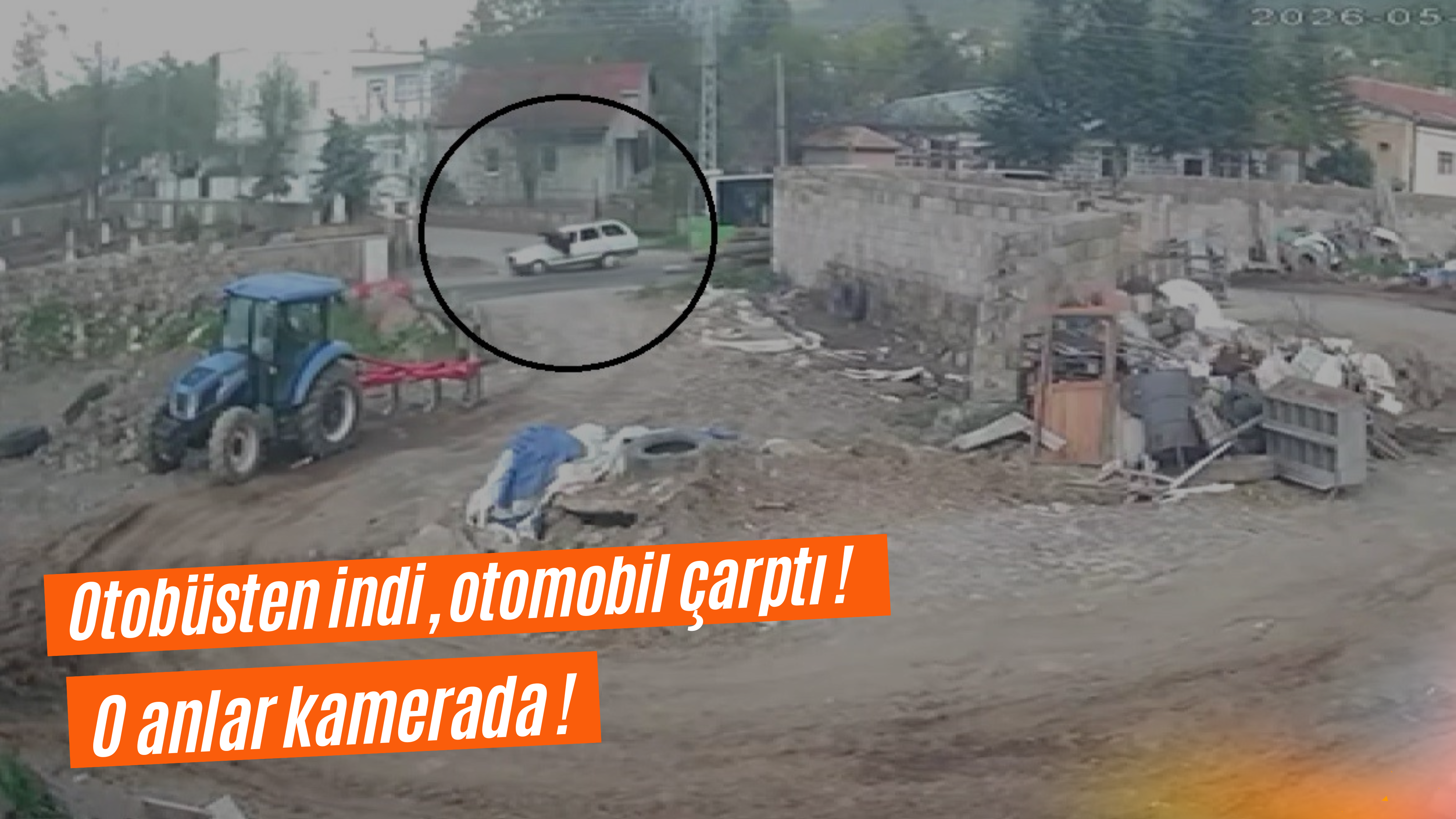 Otobüsten indi, otomobil çarptı: O anlar kamerada