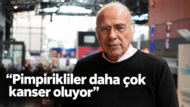 Sergi Salonunda Düşünceli Portre